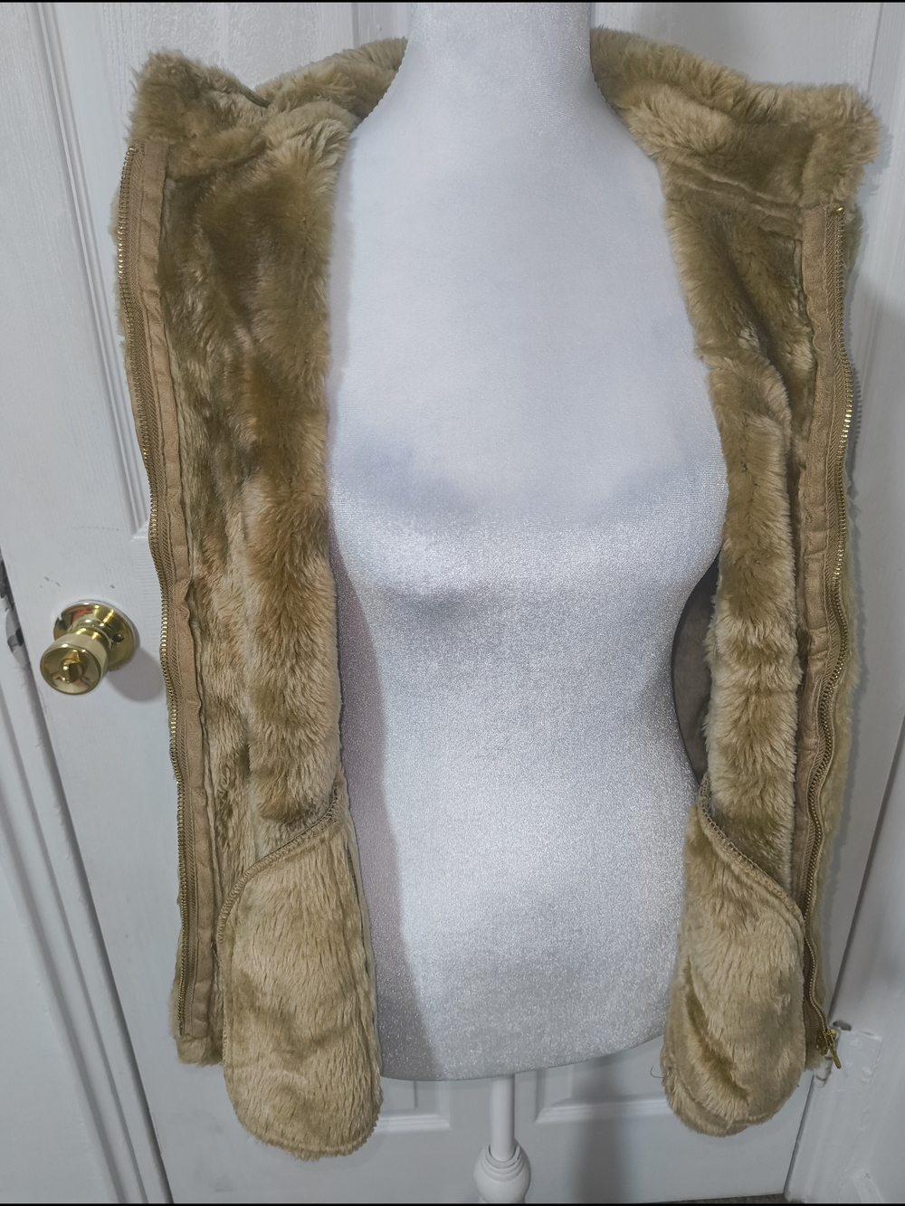 Jaclyn Smith Taupe Faux Shearling Zip Vest - Picture 6 of 8